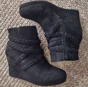 Report~W8.5~Black Suede Look~Zip Wedge Booties~Black~Braided Detail